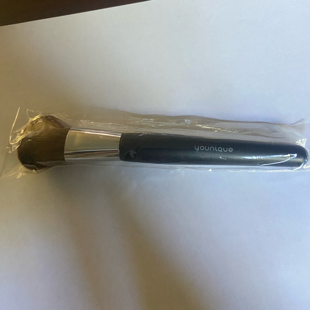 New Younique Tapered Blusher Brush